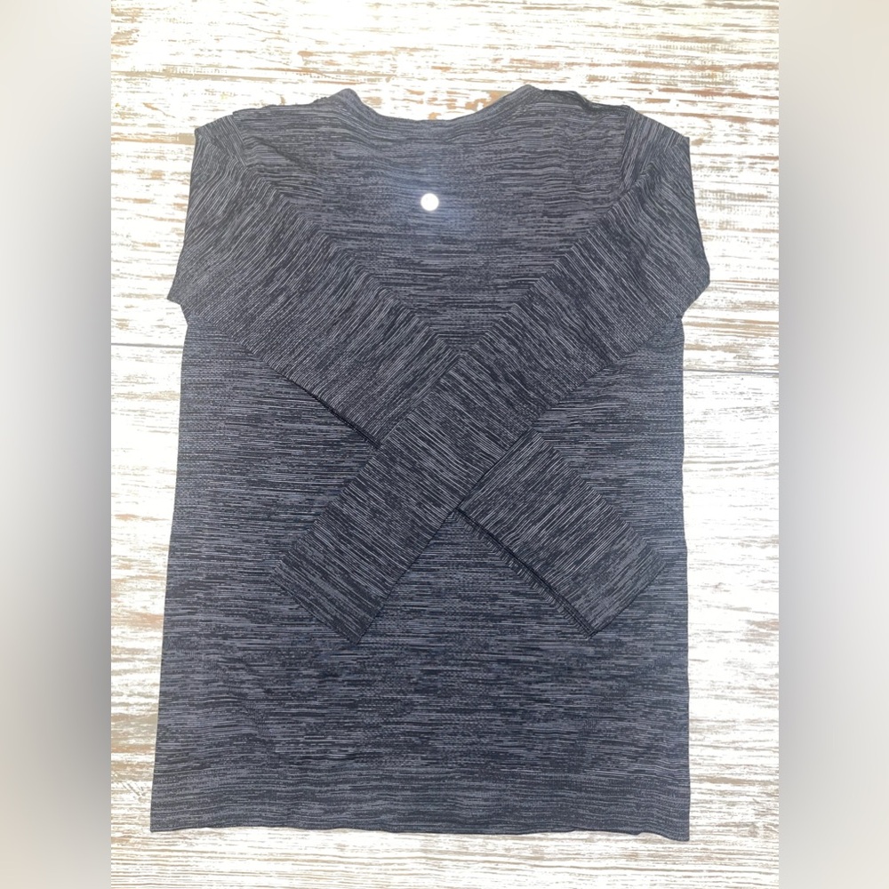 Lululemon Swiftly Tech Shirt in Dark Grey Size 6